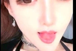 《噜噜黎里：美貌是一种力量》，一部网红女主播噜噜黎里拍摄的高颜值视频作品，讲述一位高颜值女主播的奔放钞能力和丰满网红脸的故事。