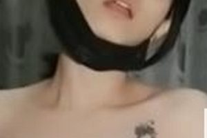 纹身女大学生：惊艳画面，性感火花，970MB视频