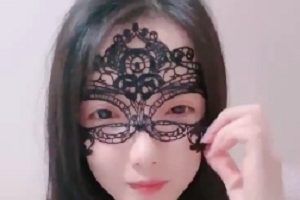 ji qing yin荡！小姐姐朋友舌吻透视装白丝袜跳跳糖