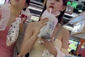 搬运美女小姐姐跟拍：护垫商场