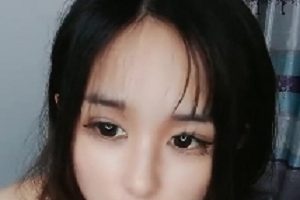 双辫子萌妹子男友嘴艺后推车互动超大眼睛百度盘