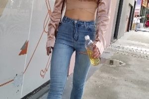 紧身牛仔裤：展现完美身材的时尚选择长腿：修长美腿的秘密翘臀：打造迷人曲线的必备单品美女：穿上它，成为焦点女神视频：教你如何搭配紧身牛仔裤百度云：免费下载紧身牛仔裤穿搭指南