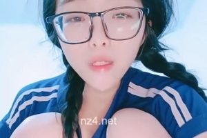 精选可爱反差眼镜妹玩弄30cm仿真马D1v+760MB