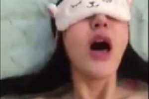 男友戴着眼罩的沉醉体验