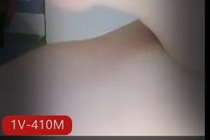 自拍神器阳光小甜甜最新合集1V410M，后花园自拍