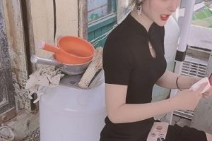 私密圈迷人蔓CC真实空姐1V25三人游1.8G韵味顶级