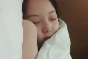 91大神专约甜美小姐姐无保护进入福利2V1.91G珍藏版